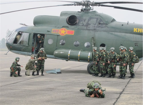 Kiểm tra đội hình chiến đấu 