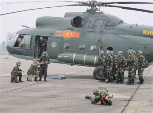 Kiểm tra đội hình chiến đấu 