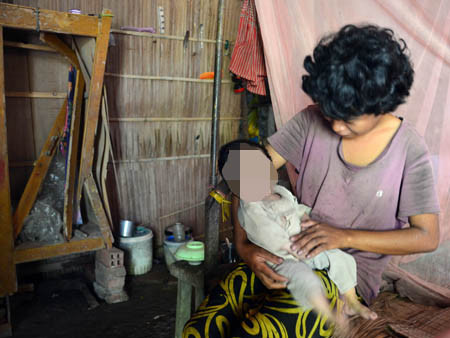 Người mẹ khốn khổ Lê Thị Mai và đứa con gần 2 tuổi