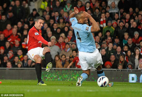 Tiền đạo Van Persie nỗ lực tung ra cú sút trước sự truy cản của trung vệ Kompany
