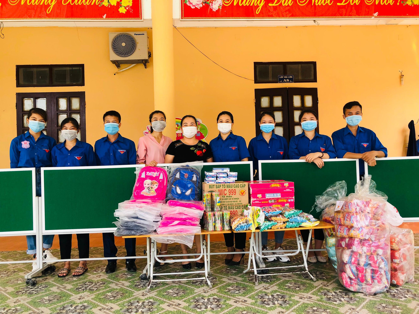 Tặng quà cho trường học