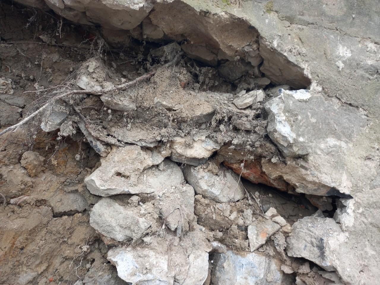 Thành kè giếng cũ là lớp đá, xi măng được làm từ năm 2003