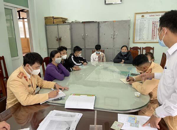 Cơ quan chức năng làm việc với người nhà và các đối tượng bị vây bắt