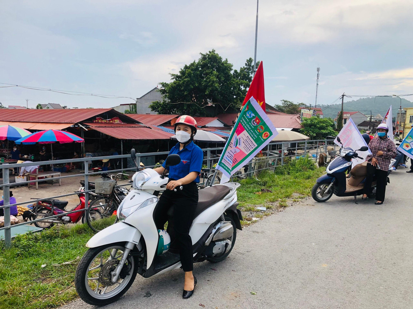 Dương Thị Phương cùng cán bộ Đoàn phường Thiệu Dương, phối hợp với cơ quan chức năng triển khai hiệu quả nhiều hoạt động, phong trào.