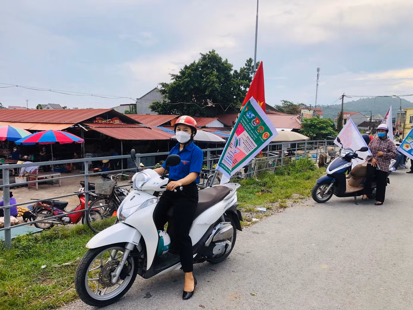 Dương Thị Phương cùng cán bộ Đoàn phường Thiệu Dương, phối hợp với cơ quan chức năng triển khai hiệu quả nhiều hoạt động, phong trào.