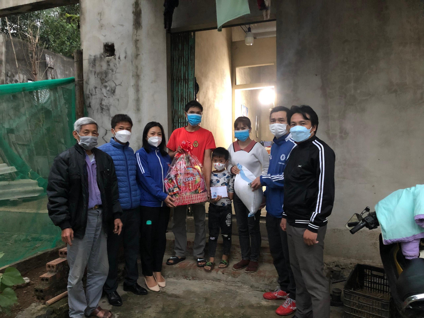 Trao tặng quà cho người có hoàn cảnh khó khăn