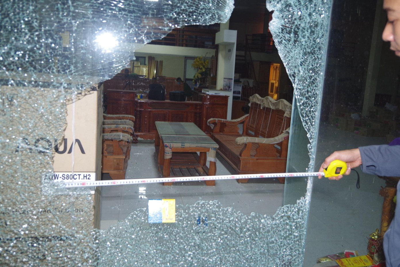 Cơ quan chức năng khám nghiệm hiện trường vụ việc. Cơ quan chức năng khám nghiệm hiện trường vụ việc.