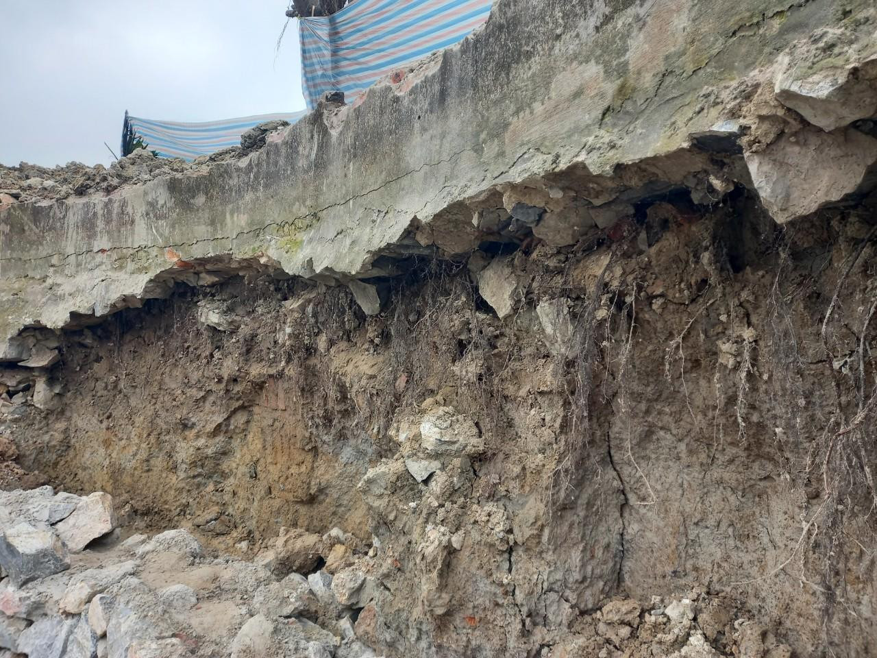 Lớp đá, xi măng cũ được kè vào thành đất của giếng năm 2003