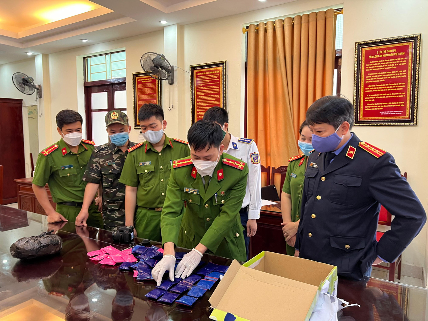 Kiểm tra tang vật vụ án