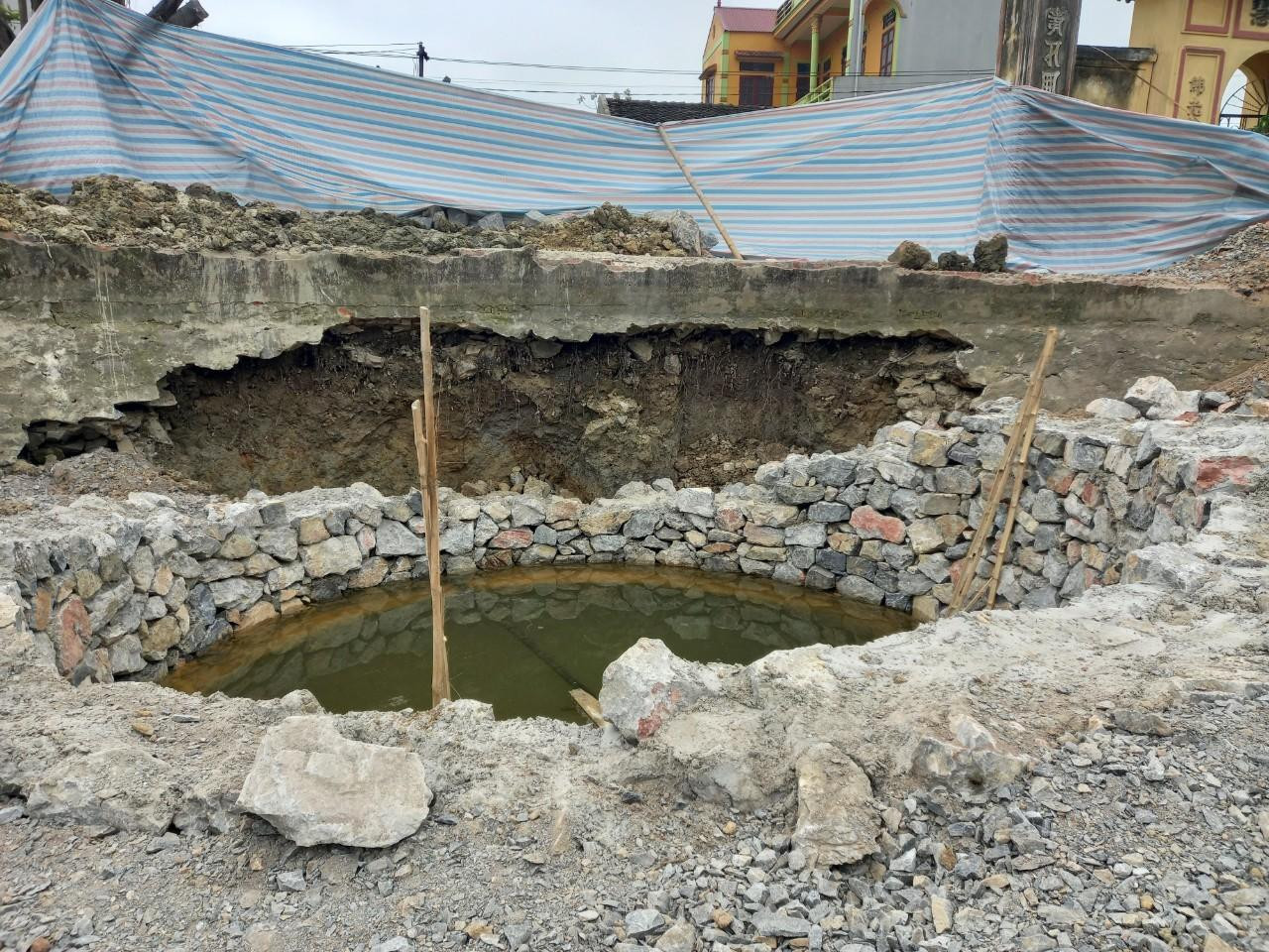 Trong quá trình triển khai thi công, tu bổ hạng mục giếng, nhiều người dân địa phương, giới nghiên cứu và những người quan tâm đến di sản này bày tỏ bức xúc khi cho rằng, chủ đầu tư đã thu hẹp đường kính giếng