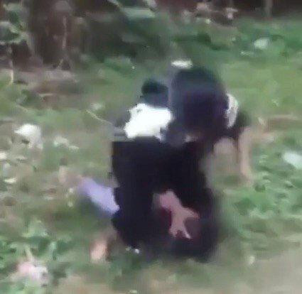 Hai nữ sinh đánh nhau. Ảnh chụp từ clip