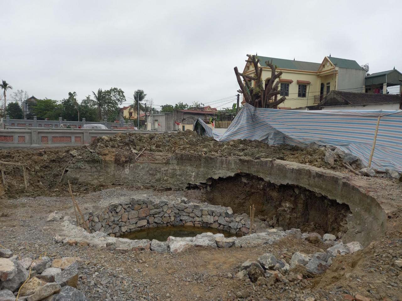 Năm 2013 và năm 2017, tượng hình rồng chầu mới được đắp thêm trên thành đá kè giếng.