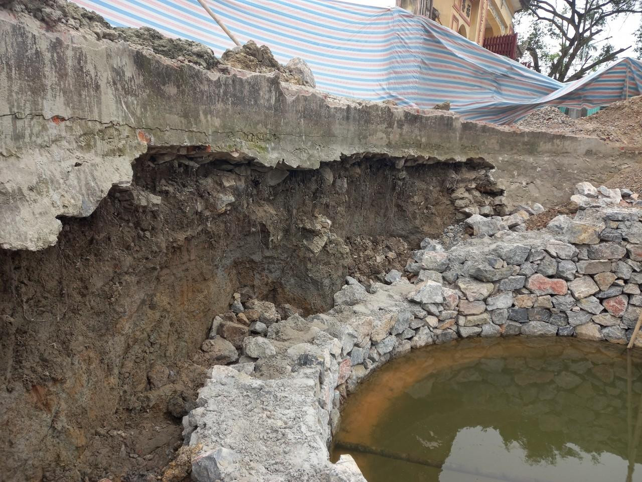 Một phần vị trí giếng mới sát ngay thành kè giếng cũ