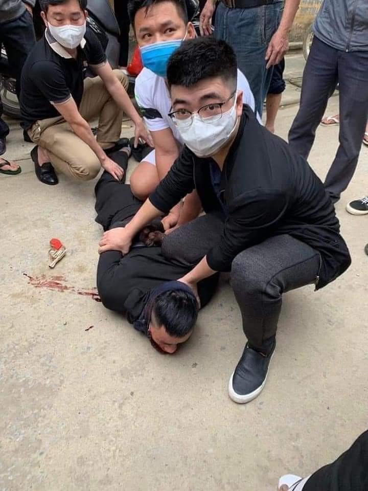 Đối tượng bị người dân bắt giữ. Đối tượng bị người dân bắt giữ.