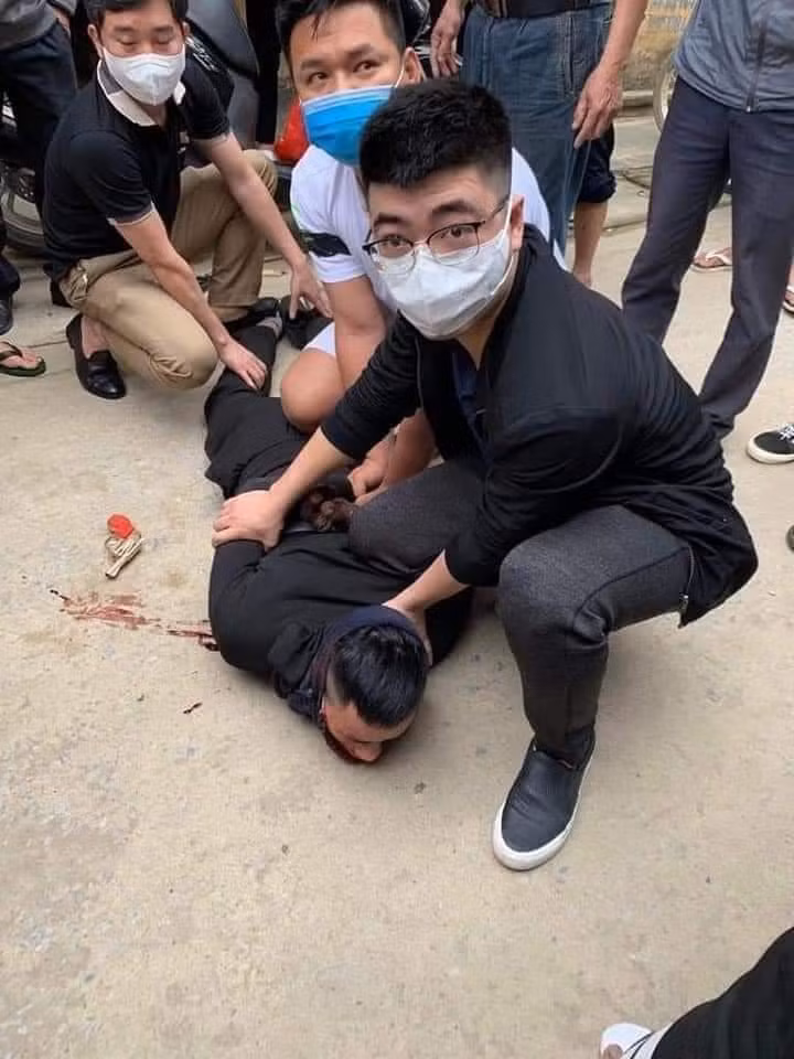Đối tượng bị người dân bắt giữ. Đối tượng bị người dân bắt giữ.