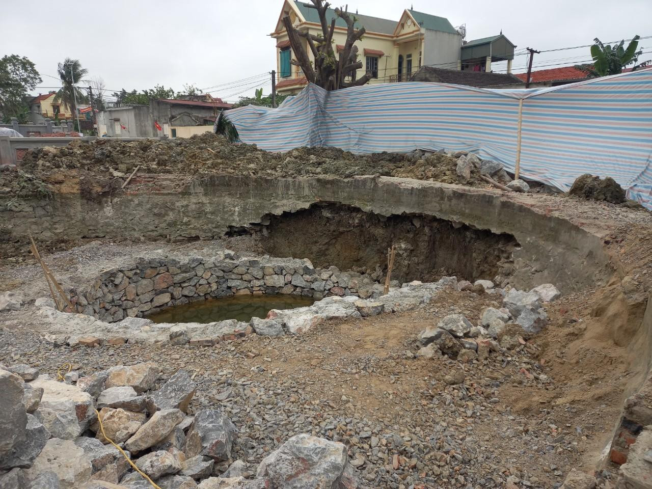 Vị trí giếng mới theo phương án tu bổ được làm ngay trên nền giếng cũ, chỉ thu hẹp đường kính lòng giếng. Theo hồ sơ thiết kế, phương án này đã được các cơ quan chức năng thẩm định, phê duyệt.