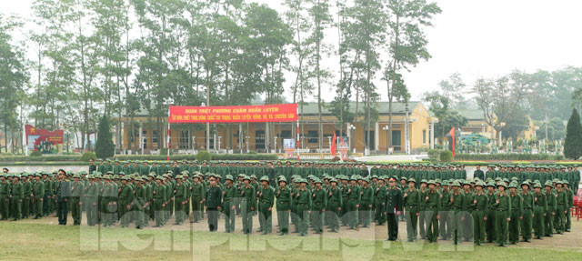 Đông đảo cán bộ, chiến sĩ Trung đoàn có mặt từ sáng sớm phục vụ buổi lễ ra quân huấn luyện