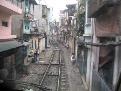 Từ đầu máy xe lửa nhìn xuống đoạn song song đường Lê Duẩn (Hà Nội)