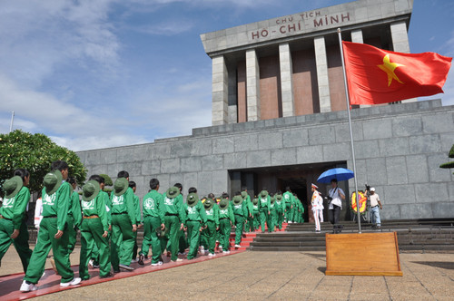 Các tình nguyện viên vào lăng viếng Bác trước khi tái hiện cuộc hành trình tìm đường cứu nước của Người.