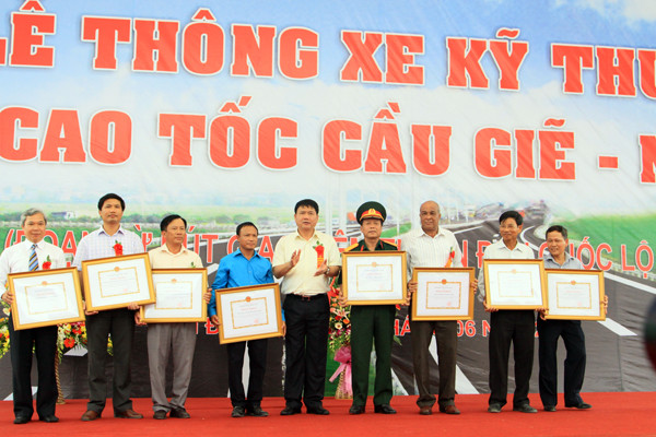 Lãnh đạo Bộ GTVT trao bằng khen cho các đơn vị tư vẫn, thiết kế, thi công
