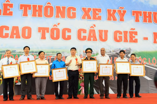 Lãnh đạo Bộ GTVT trao bằng khen cho các đơn vị tư vẫn, thiết kế, thi công. Lãnh đạo Bộ GTVT trao bằng khen cho các đơn vị tư vẫn, thiết kế, thi công