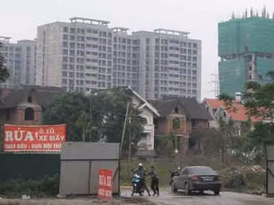 Hàng ngàn m2 đất công cộng đơn vị ở tại khu đô thị Pháp Vân biến thành bãi rửa xe. Ảnh: Minh Tuấn
