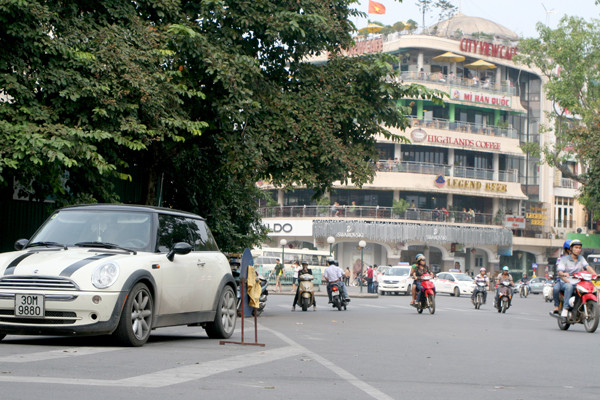 Tuyến phố đông khách du khách qua lại