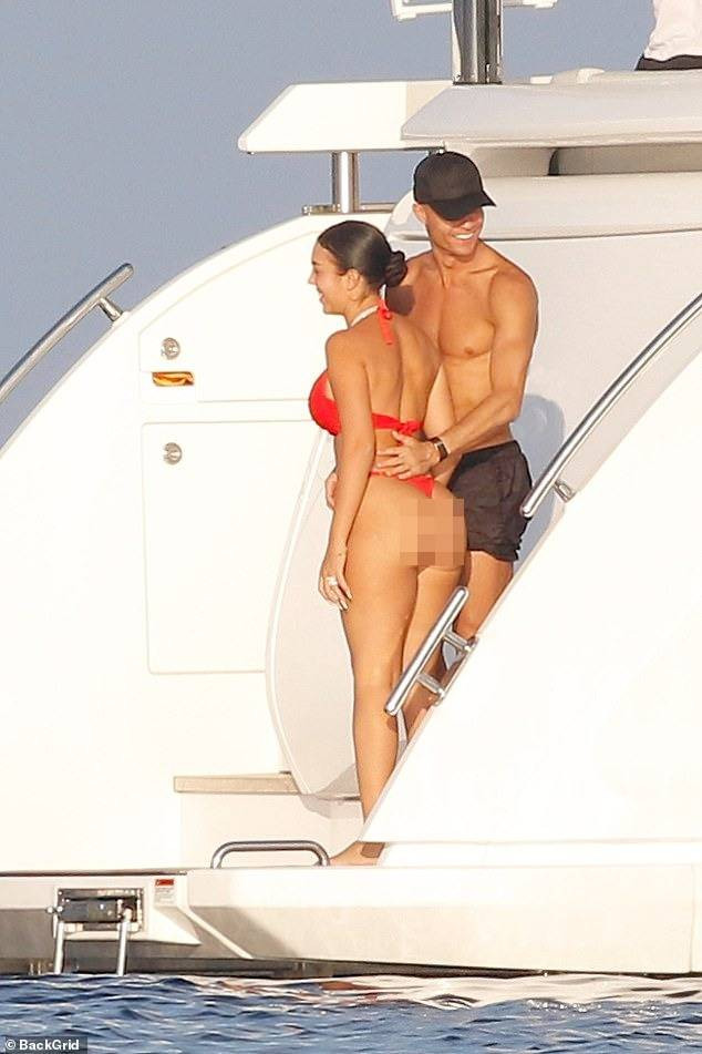 Trên du thuyền Georgina diện bikini khoe đường cong. Ronaldo mặc trang phục bơi để lộ cơ bụng 8 múi. Hai người không dẫn theo 5 người con trong chuyến nghỉ dưỡng.