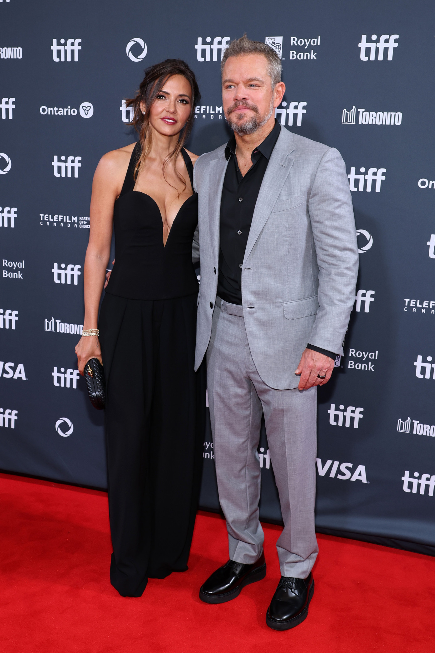 Ben Affleck tươi cười bước vào văn phòng ở Los Angeles vào ngày ra mắt phim. Matt Damon và vợ là Luciana Barroso thay mặt bạn thân dự sự kiện. Ảnh: TheImageDirect.com/Getty Images. Ben Affleck tươi cười bước vào văn phòng ở Los Angeles vào ngày ra mắt phim. Matt Damon và vợ là Luciana Barroso thay mặt bạn thân dự sự kiện. Ảnh: TheImageDirect.com/Getty Images.