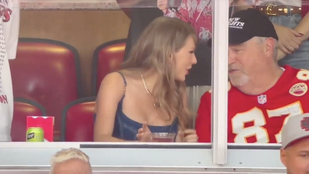 Taylor nói chuyện vui vẻ với cha Travis. Taylor nói chuyện vui vẻ với cha Travis.