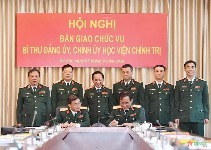 Thượng tướng Trịnh Văn Quyết và các đại biểu chứng kiến Trung tướng Trương Thiên Tô và Thiếu tướng Nguyễn Bá Hùng ký kết biên bản bàn giao. Ảnh: Báo QĐND. Thượng tướng Trịnh Văn Quyết và các đại biểu chứng kiến Trung tướng Trương Thiên Tô và Thiếu tướng Nguyễn Bá Hùng ký kết biên bản bàn giao. Ảnh: Báo QĐND.