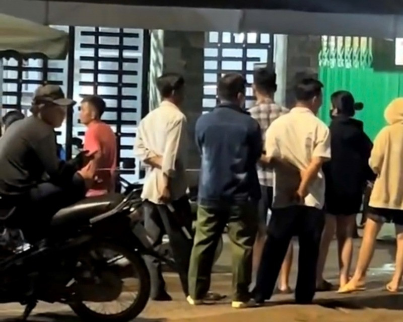 Mọi người tụ tập bên ngoài phòng khám tư mà ông Tâm đến tiêm thuốc và tử vong.