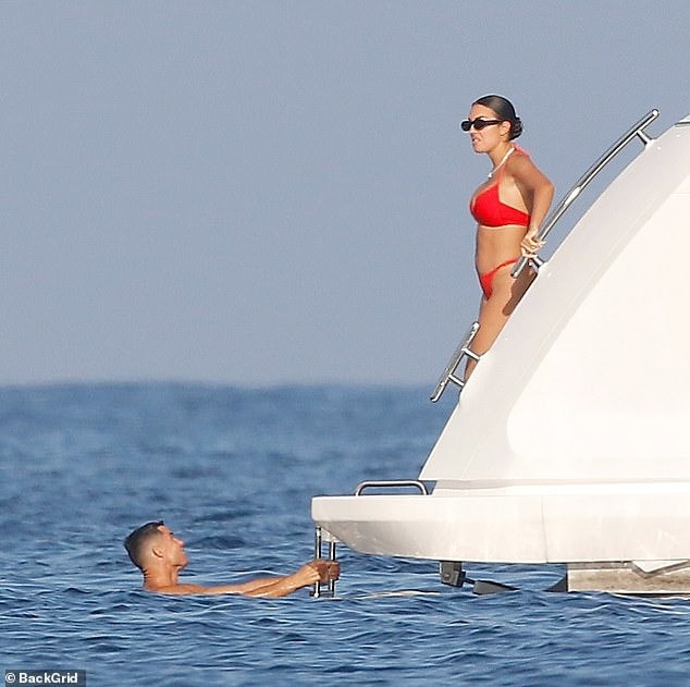 Có người còn hoài nghi Rodriguez tiếp tục mang thai vì vòng hai to bất thường. Người mẫu đã sinh cho Ronaldo hai con gái trước đó.