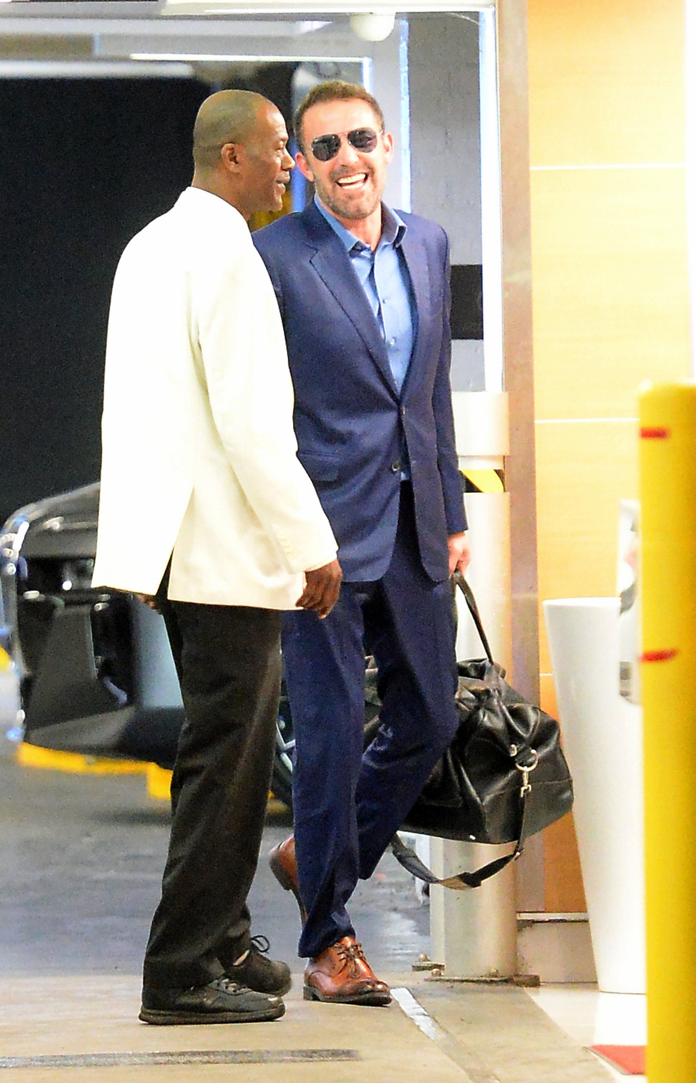 Ben Affleck tươi cười bước vào văn phòng ở Los Angeles vào ngày ra mắt phim. Matt Damon và vợ là Luciana Barroso thay mặt bạn thân dự sự kiện. Ảnh: TheImageDirect.com/Getty Images. Ben Affleck tươi cười bước vào văn phòng ở Los Angeles vào ngày ra mắt phim. Matt Damon và vợ là Luciana Barroso thay mặt bạn thân dự sự kiện. Ảnh: TheImageDirect.com/Getty Images.