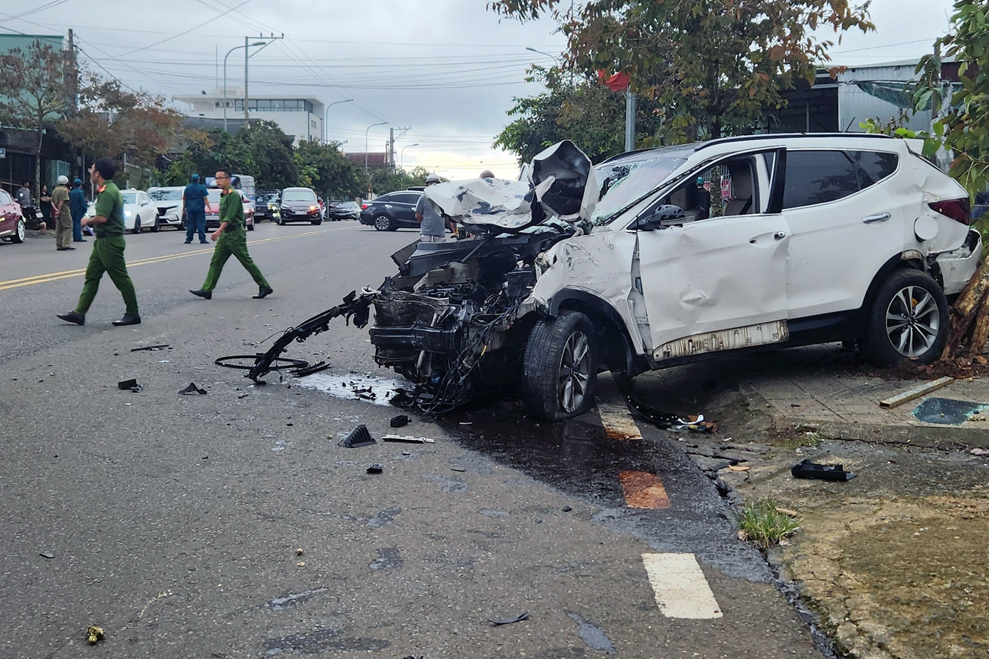 Đầu xe ô tô nát tươm sau khi vụ va chạm chết người. Ảnh: VNN.