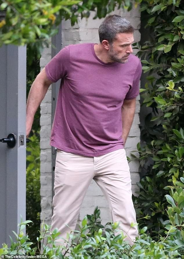 Ben Affleck lấy đồ ăn nhanh đặt trước cổng sau nhà thuê. Ảnh: Mega. Ben Affleck lấy đồ ăn nhanh đặt trước cổng sau nhà thuê. Ảnh: Mega.