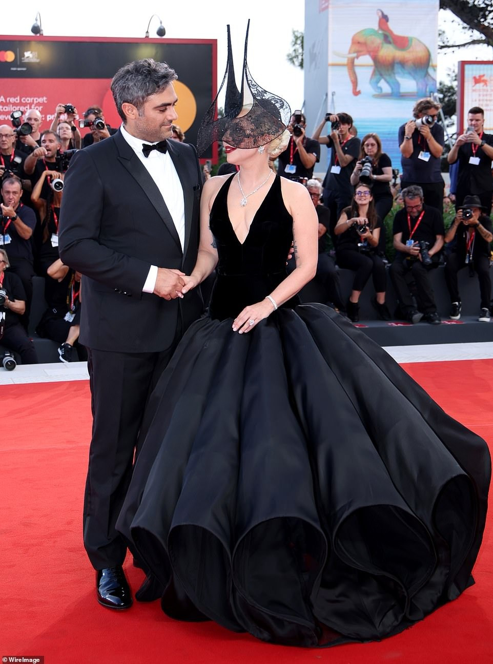 Tối 4/9 (giờ địa phương), Lady Gaga cùng vị hôn phu Michael Polansky sánh đôi trên thảm đỏ buổi ra mắt phim Joker: Folie à Deux tại Liên hoan phim quốc tế Venice lần thứ 81. Ảnh: WireImage/Getty Images.