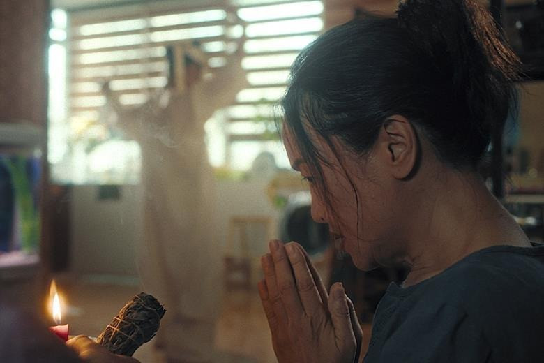 Nghệ sĩ Tú Oanh đóng vai chính trong Mưa trên cánh bướm. Nghệ sĩ Tú Oanh đóng vai chính trong Mưa trên cánh bướm.