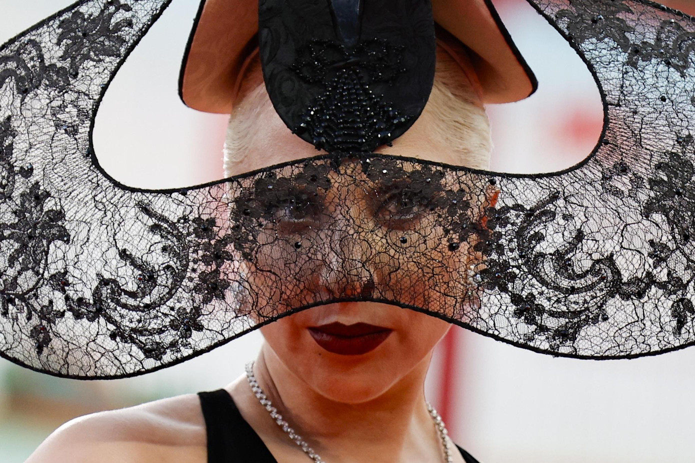 Giọng ca Bad Romance sở hữu tạo hình của kẻ phản diện, đúng với tinh thần vai diễn Harley Quinn - nữ bác sĩ tâm lý tội phạm biến chất vì yêu Joker. Cư dân mạng dành nhiều lời khen cho nữ diễn viên: &quot;Sự lộng lẫy tuyệt đối. Đủ kịch tính mà vẫn thanh lịch&quot;, &quot;Lady Gaga chưa bao giờ khiến khán giả thất vọng về khả năng tạo kịch tính&quot;, &quot;Rất ít người có thể làm được điều này mà không trông lố bịch hay tuyệt vọng. Lady Gaga khiến điều này trông giống như nghệ thuật&quot;... Ảnh: Shutterstock.