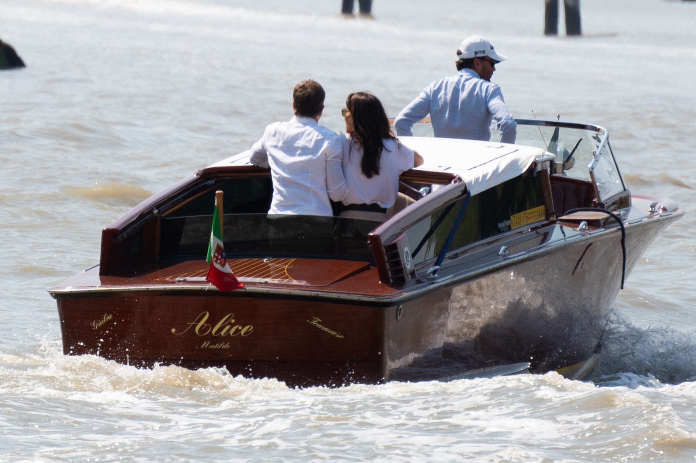 Nam diễn viên cùng bạn gái đi taxi nước ra đảo Lido. Brad được cho là đang trải qua mùa hè tuyệt vời bên tình yêu. Ảnh: SplashNews.com.