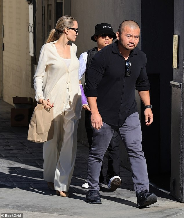 Pax Thiên và mẹ được vệ sĩ hộ tống đi ăn trưa ở Los Angeles. Ảnh: BackGird.