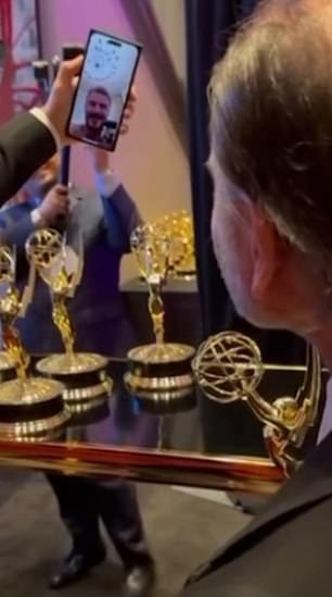 Beckham được báo tin vui qua điện thoại.