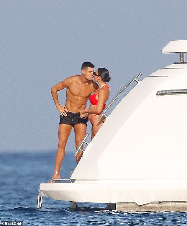 Cánh săn ảnh bắt gặp khoảnh khắc nam cầu thủ có nhiều cử chỉ tình cảm với bạn gái.