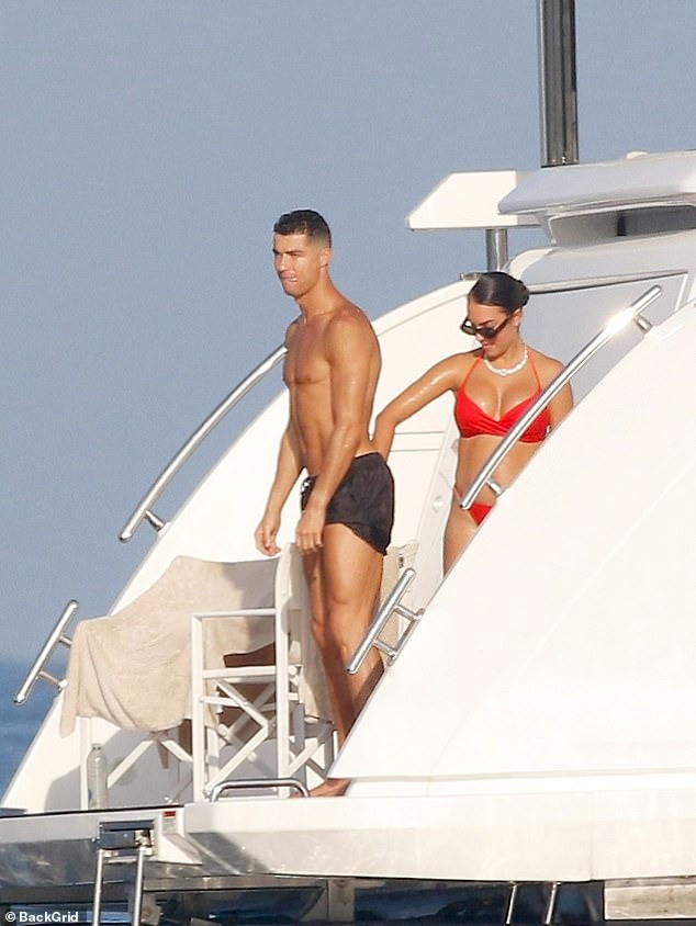 Người mẫu sinh năm 1994 thoa kem chống nắng cho bạn trai. Hiện, hai người bên nhau 8 năm. Từ đầu năm, truyền thông đặt nghi vấn hai người bí mật đăng ký kết hôn. Không ít lần chân sút Bồ Đào Nha công khai gọi người đẹp Argentina là vợ. Hai người còn được cho là đeo nhẫn cưới trong video đăng trên kênh YouTube của Ronaldo vào cuối tháng 8.