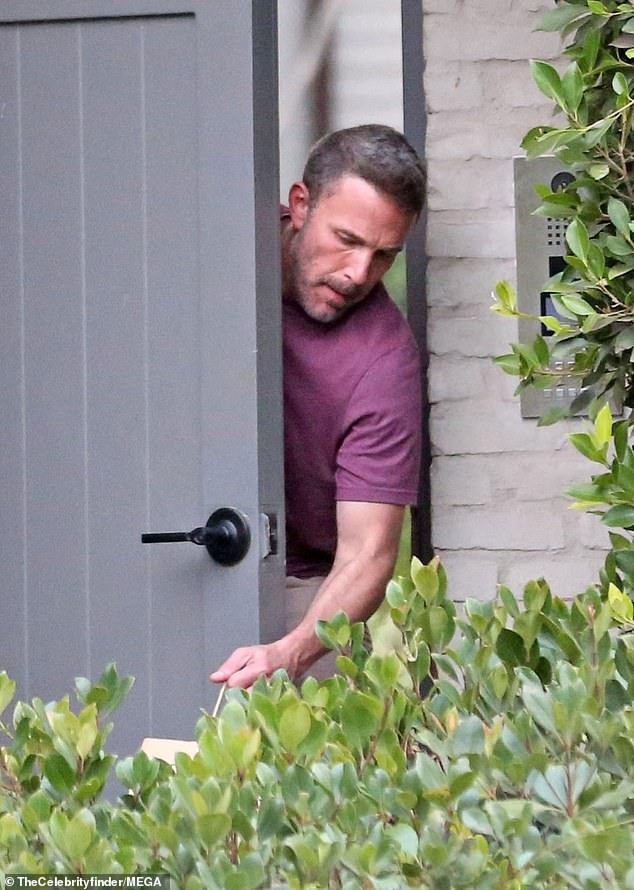 Ben Affleck lấy đồ ăn nhanh đặt trước cổng sau nhà thuê. Ảnh: Mega. Ben Affleck lấy đồ ăn nhanh đặt trước cổng sau nhà thuê. Ảnh: Mega.
