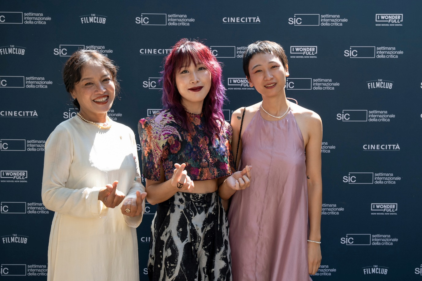 Đạo diễn Dương Diệu Linh cùng hai nữ chính là Tú Oanh và Nam Linh tham dự LHP Venice. Đạo diễn Dương Diệu Linh cùng hai nữ chính là Tú Oanh và Nam Linh tham dự LHP Venice.