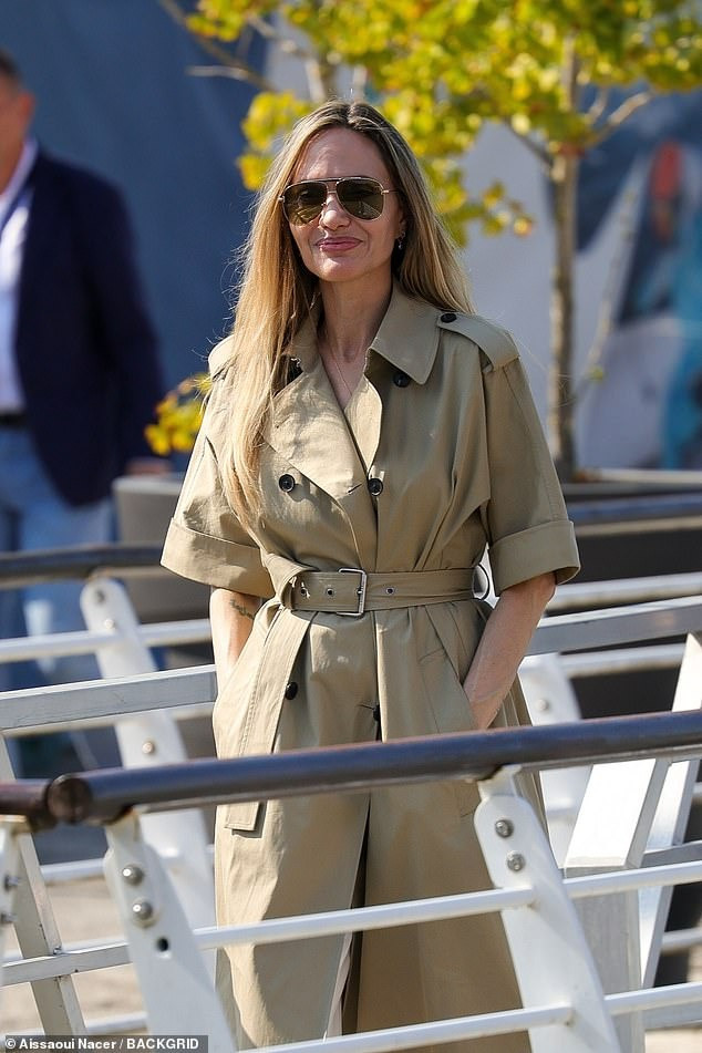 Angelina Jolie rời Venice vào ngày 30/8. Cô và chồng cũ tham gia cùng một sự kiện nhưng lịch trình được sắp xếp kỹ lưỡng để họ không thể gặp mặt, dù chỉ lướt qua nhau. Ảnh: BackGird.