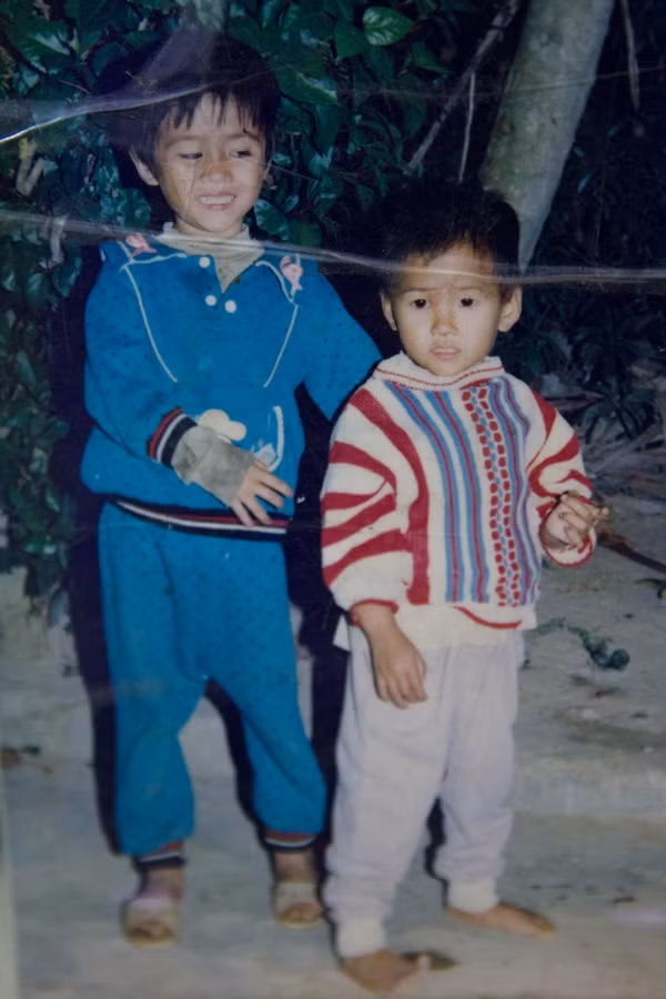 Hoàng Thùy cùng chị gái