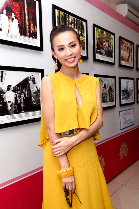 Huyền Ny bên ảnh của các nghệ sĩ tham gia trong dự án