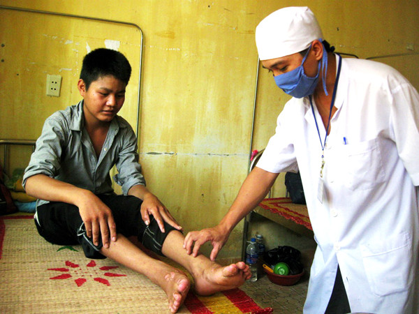 Ngày càng có nhiều trẻ em ở Ba Tơ nhập viện do có triệu chứng của bệnh “lạ” Ảnh: Hoài Văn